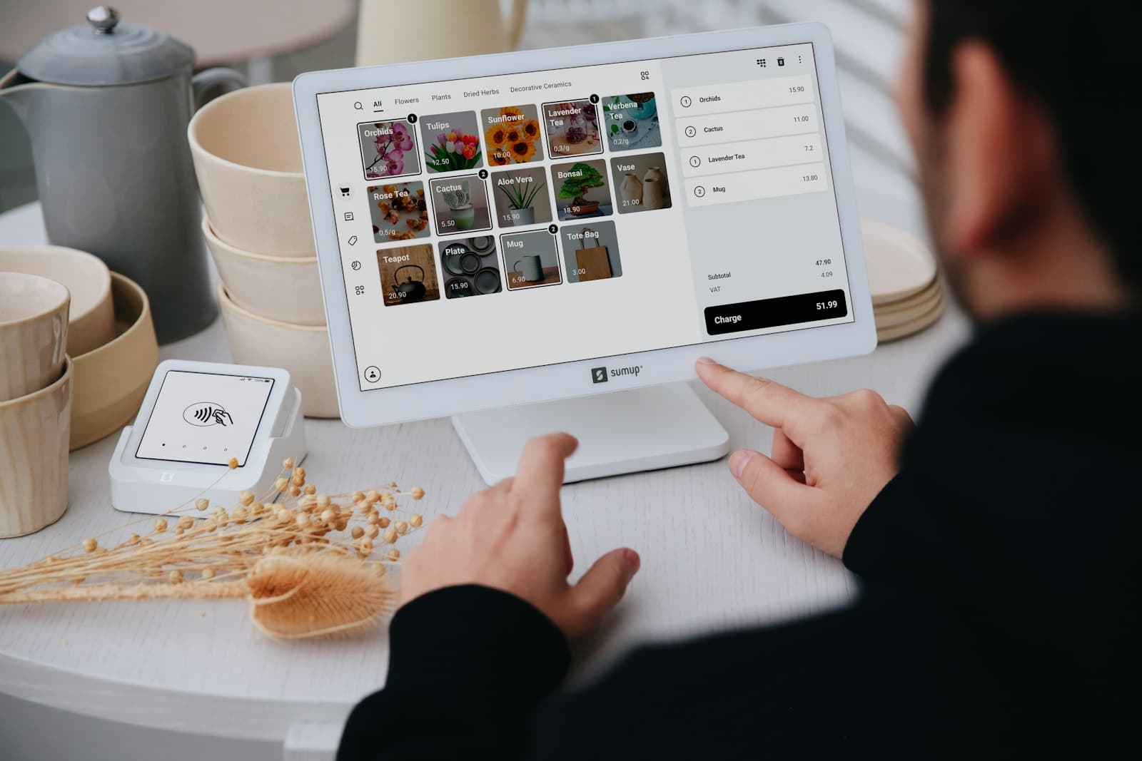 দোকানের কাউন্টারে ট্যাবলেটে POS দিয়ে বিক্রয়